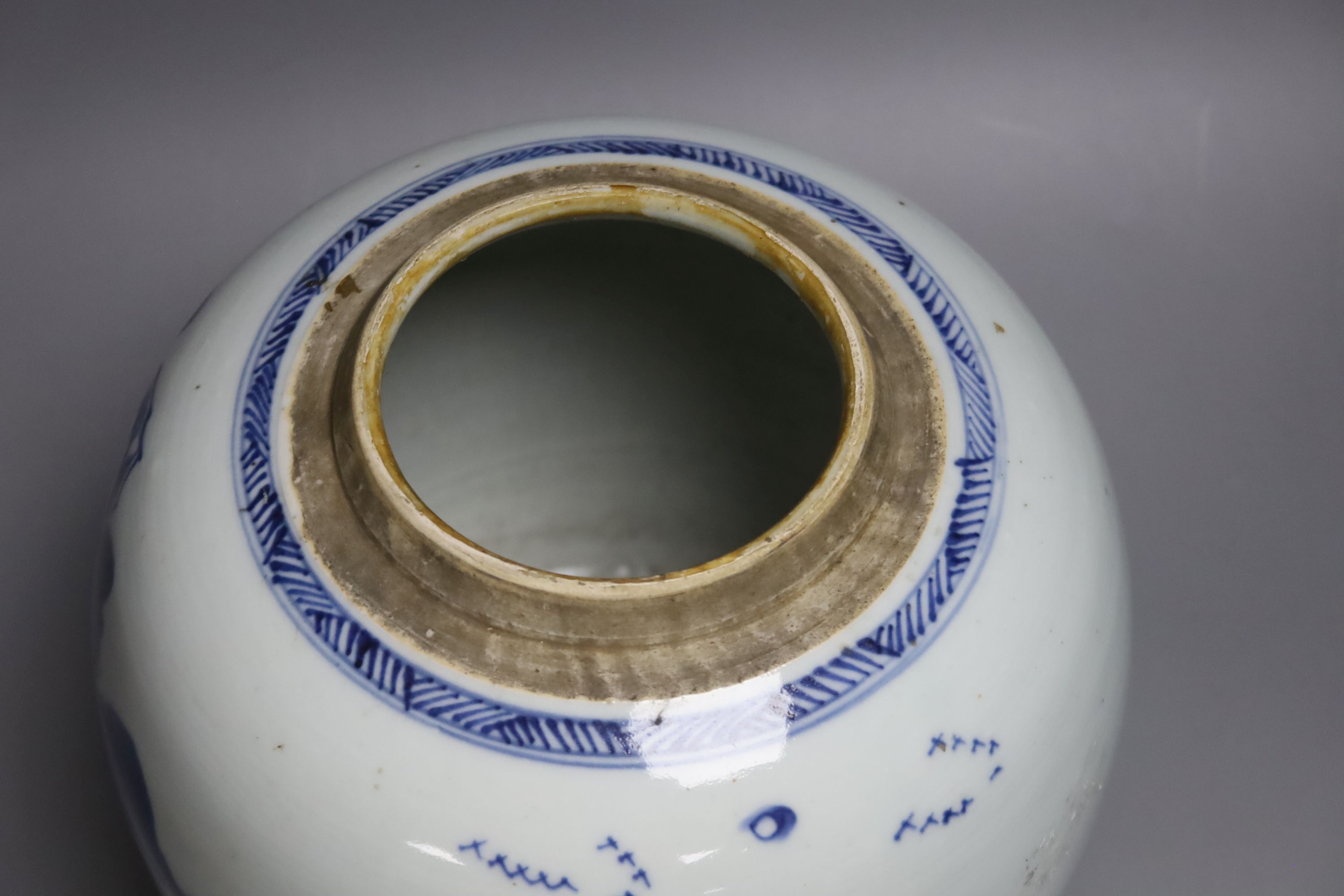 An 18th century Chinese blue and white jar, height 22cm